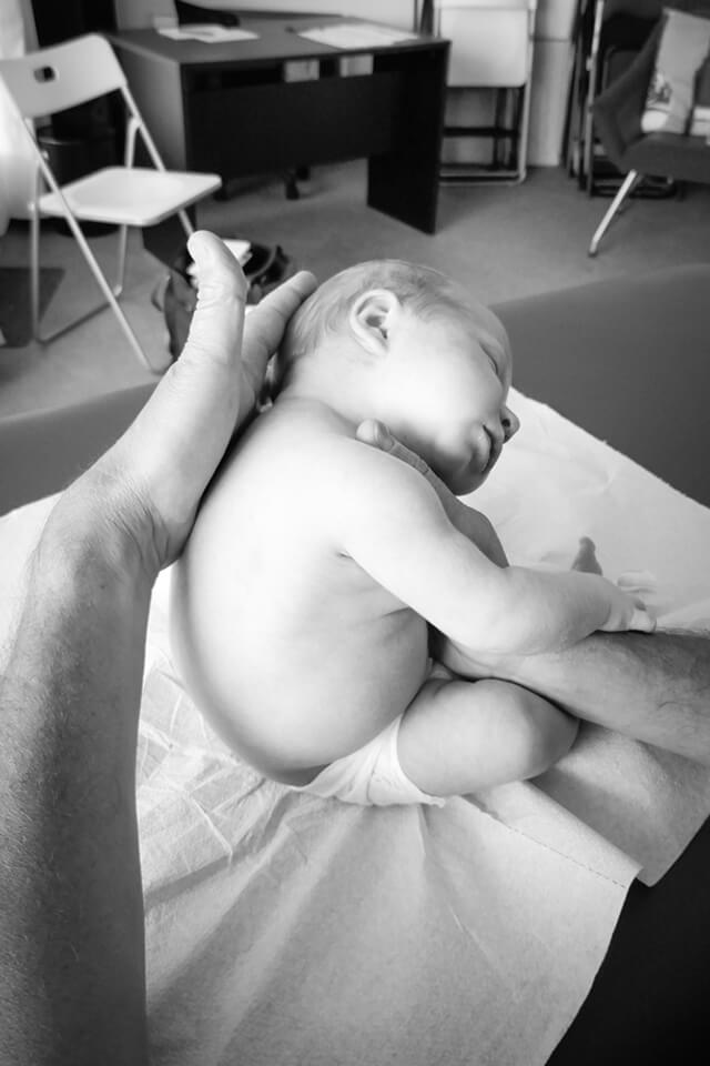 Manipulation séance ostéopathique sur bébé